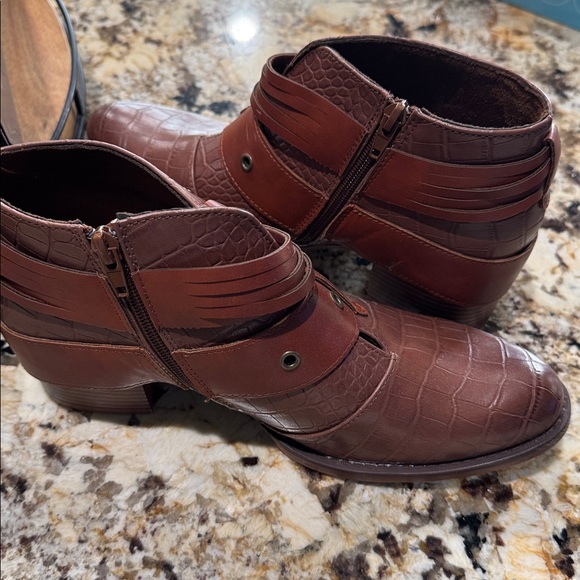 Pierre Dumas Embossed Leather Ankle Boots with Buckle BNWT and box - Picture 4 of 6